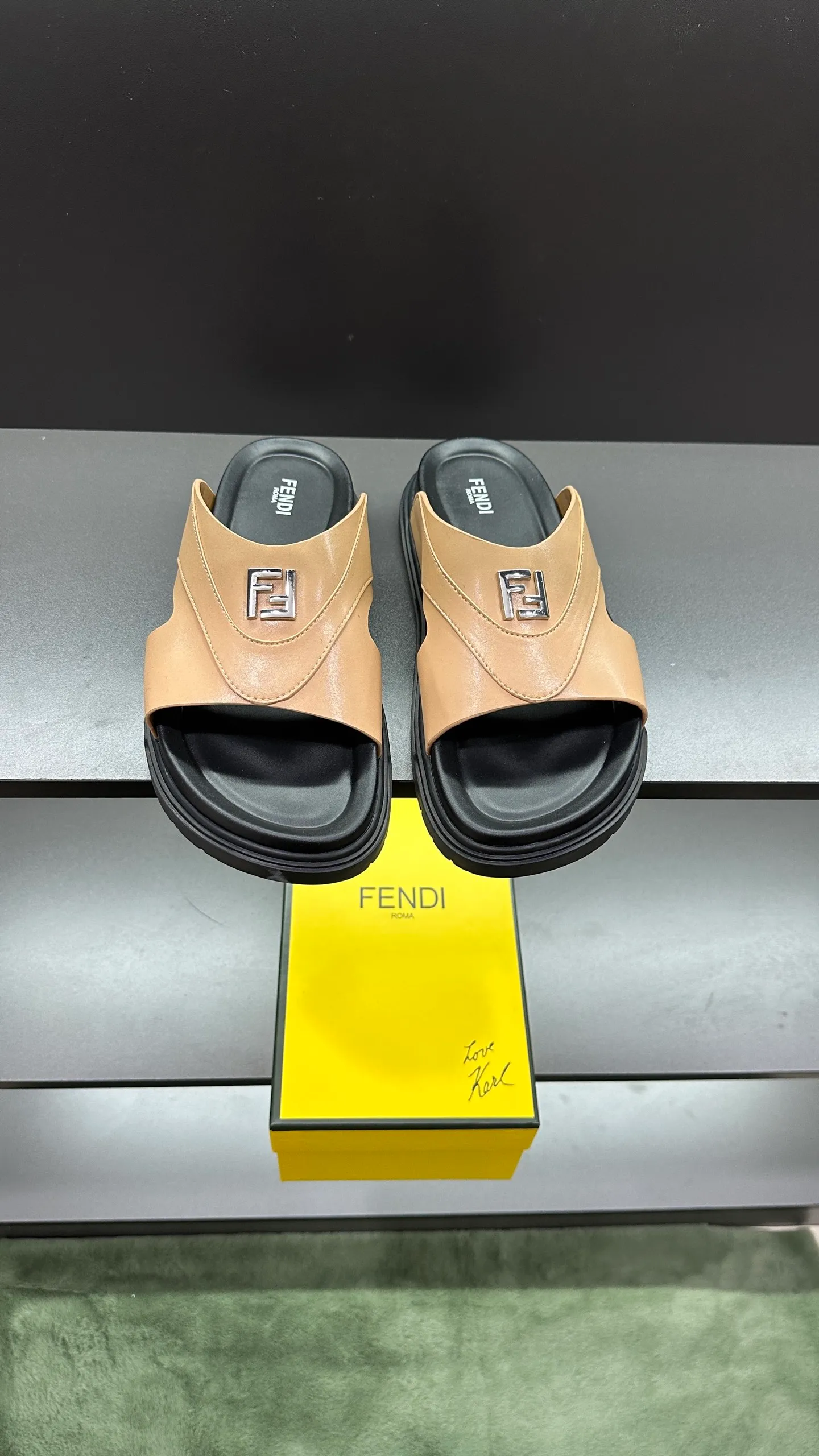 P300 [Fendi Slippers] High-end men's shoes brand, official website 1:1 latest masterpiece: original mold customization, fabrics made of imported original materials, upgraded outsole, lighter and non-slip. The market's top quality, simple yet tasteful, a must-have for fashionistas, fashionable at your feet, full of confidence, the same style at the counter 👍The season of summer slippers is here. Code: 38-45, 46 order